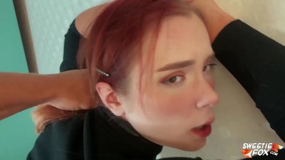 လူသည် ပါးစပ်ထဲတွင် Fucked ပြီး Pussy နာခံမှုရှိသော ခေါင်းနီများ ပိန်ပြီး နို့သီးခေါင်းများပေါ်တွင် အကျိတ်အနယ်ခံသည်။
